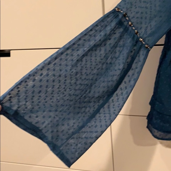 Feminine sheer sleeve blouse - Picture 3 of 4